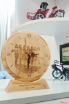 Đồng hồ gỗ để bàn khắc laser theo yêu cầu D18cm