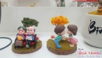Mô hình ông bà ngồi ghế trên thảm cỏ