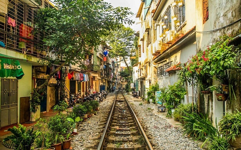 hanoi train street 01